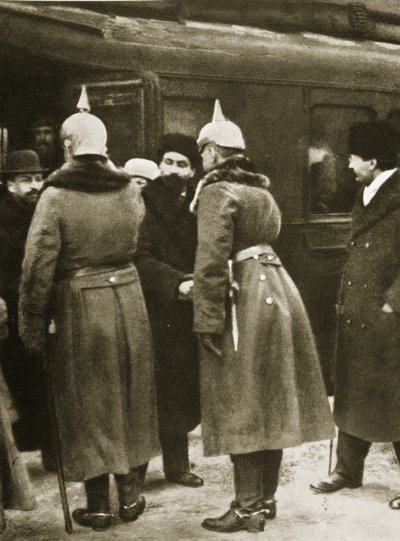 Trotsky et les délégués russes accueillis par des officiers allemands à Brest-Litovsk, décembre 1917 (photo sépia) - Russian Photographer